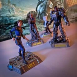 Fallout - Lucy, Maximus, The Ghoul & Vault Boy - Figuren 4-er Pack 26 Fallout - Lucy, Maximus, The Ghoul & Vault Boy - Figuren 4-er Pack -Yvolve Verkäufe Medien 1 618b87fd c980 4b54 bf6d ec7653ebbc62